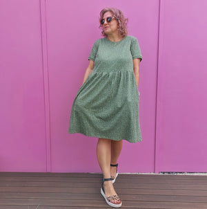 Nelly Wade Short Sleeve Jersey Dress in Olive Spots