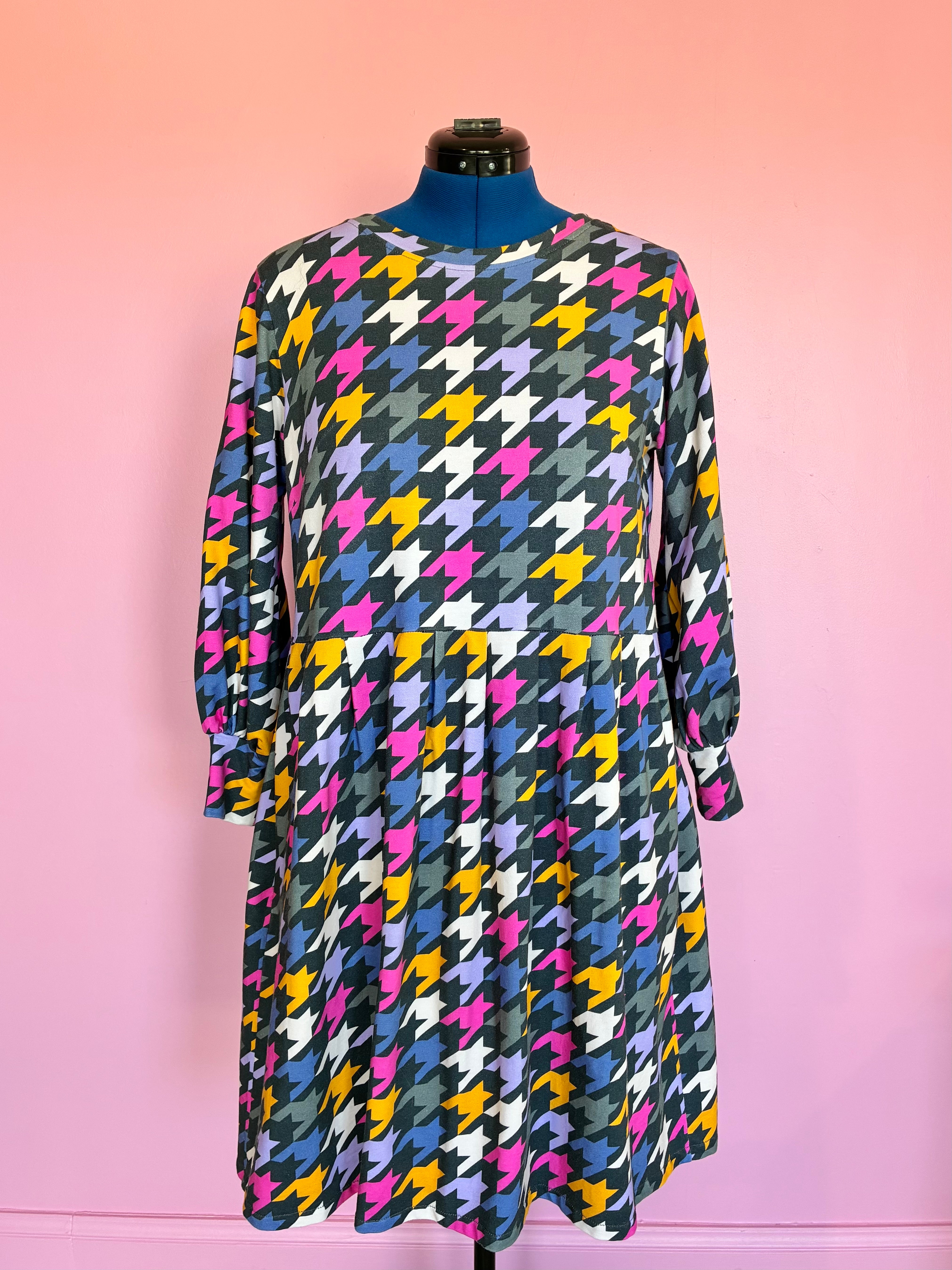 Nelly Long Sleeve Jersey Dress in Glorious Houndstooth Size M Sample Sale