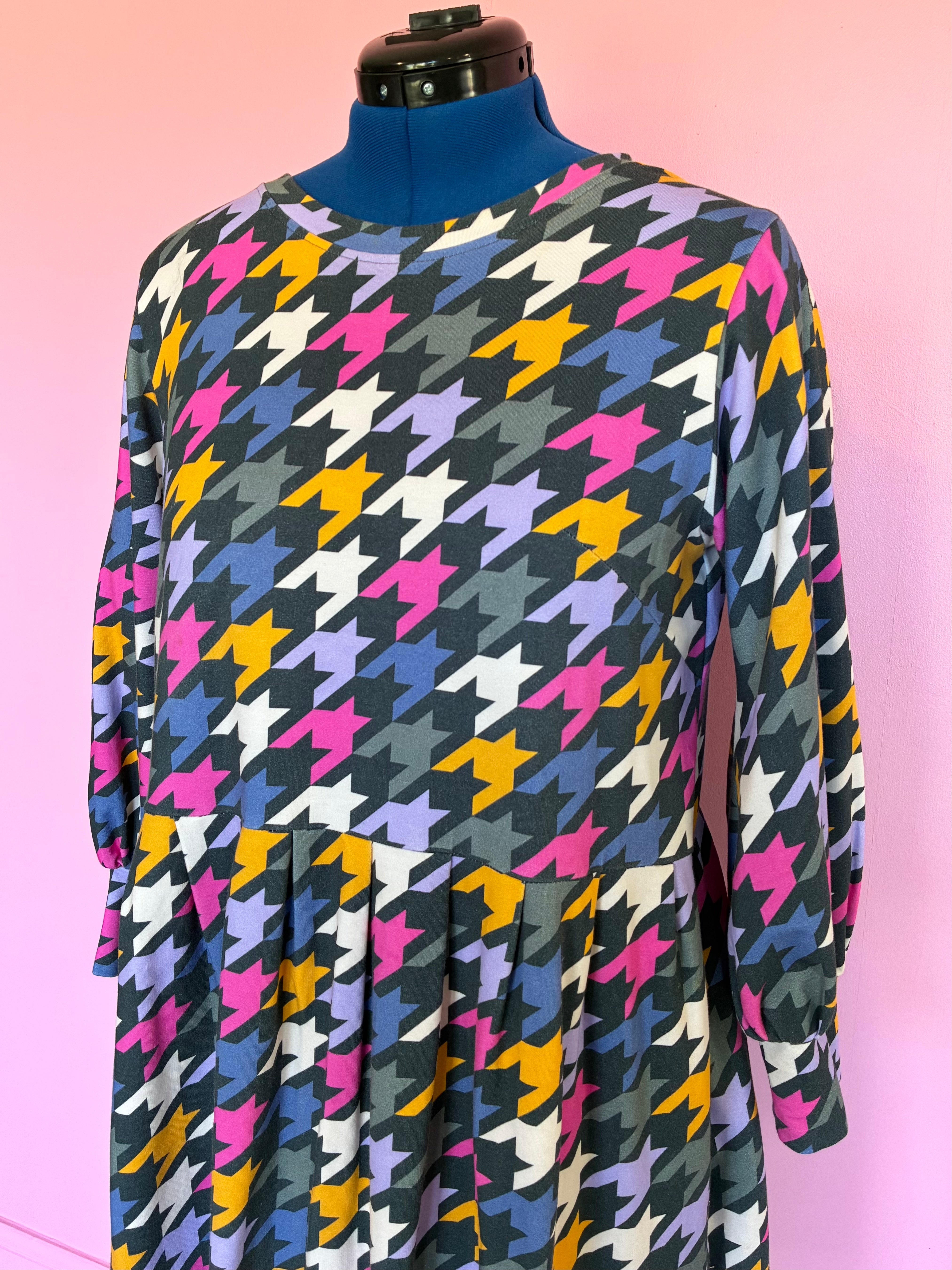Nelly Long Sleeve Jersey Dress in Glorious Houndstooth Size M Sample Sale